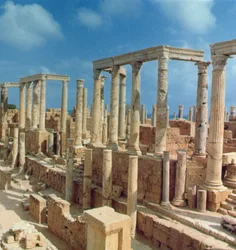 Kalksteinsäulen aus dem Theater